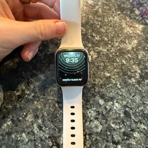 Rose gold Apple Watch 40 mm 10.5.